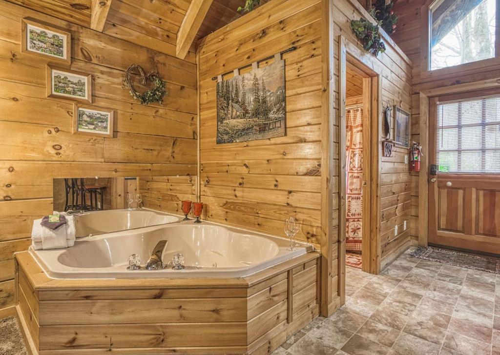 Mountain Eden, Hot Tub, Resort Pool, Wifi, 1089 Free Tickets Each Paid Day, Dollywood And More Gatlinburg Ngoại thất bức ảnh