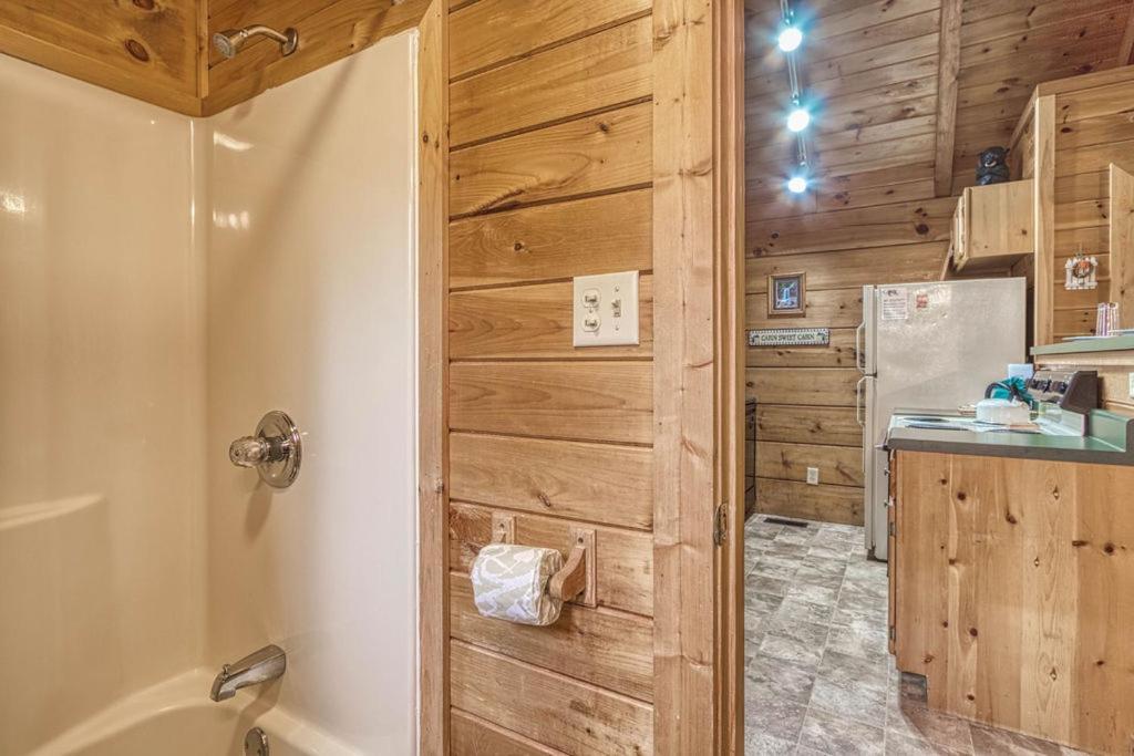 Mountain Eden, Hot Tub, Resort Pool, Wifi, 1089 Free Tickets Each Paid Day, Dollywood And More Gatlinburg Ngoại thất bức ảnh